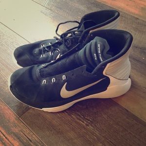 Basketball shoes
